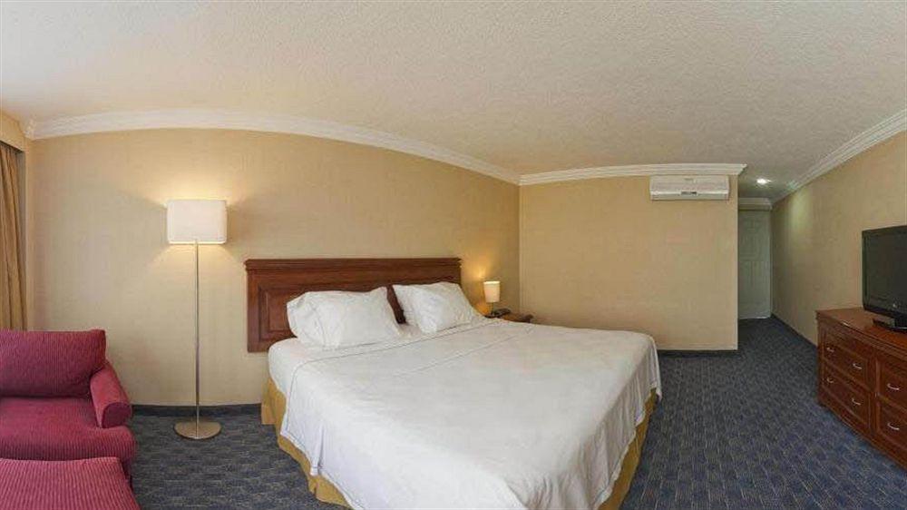 Holiday Inn Express Toluca By Ihg Exterior photo
