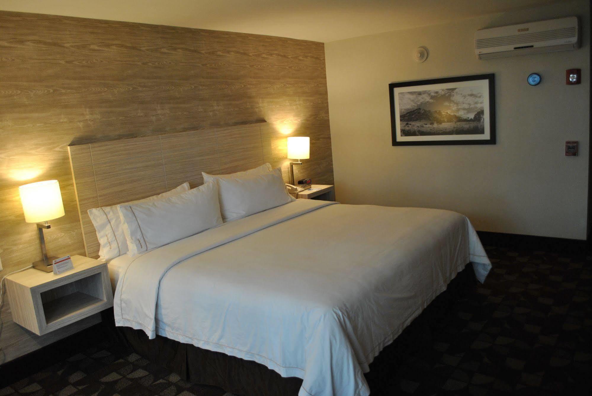 Holiday Inn Express Toluca By Ihg Exterior photo